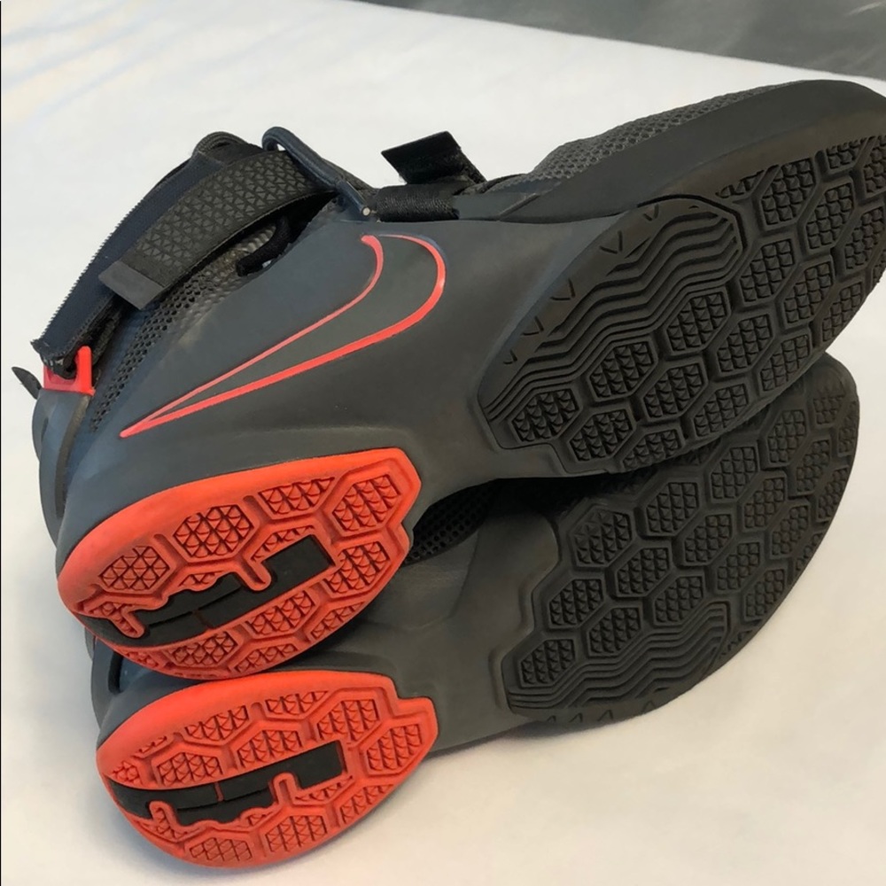 Sneakers - Picture 5 of 9